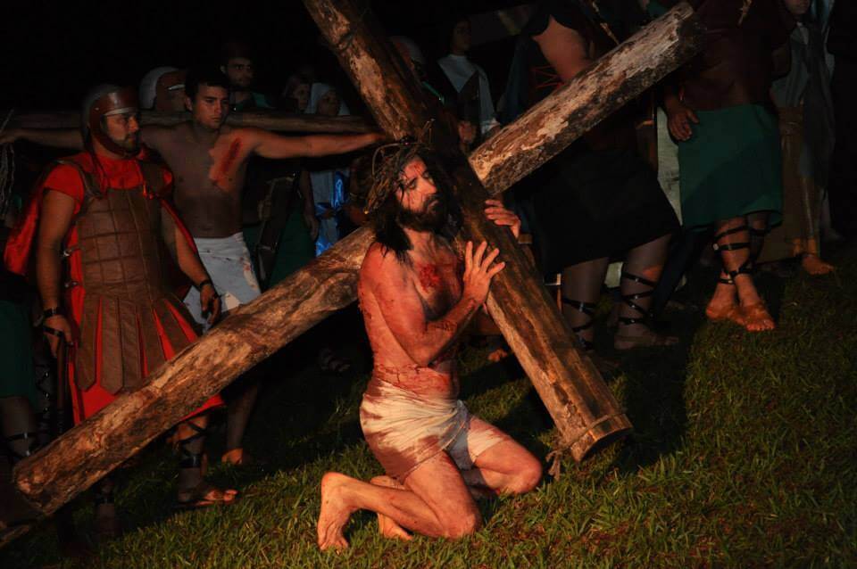 O sofrimento de Jesus Cristo ao carregar a pesada cruz...  